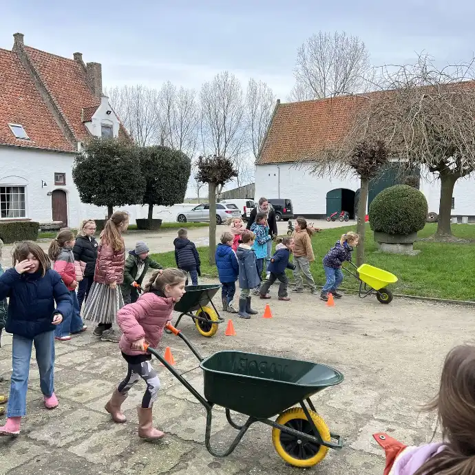 Samenwerken op de boerderij tijdens schooluitstap